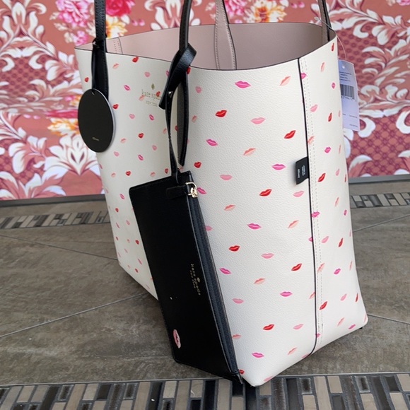 KATE SPADE MINNIE MOUSE LG REVERSIBLE TOTE - Picture 4 of 16